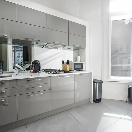 Grosvenor Gardens By Capital Apartment *