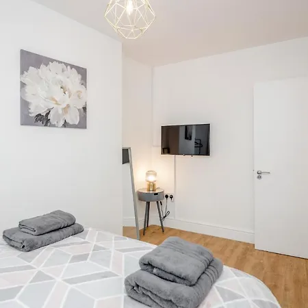 Apartment Modern Cosy London Flat By Damask Homes Ilford