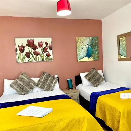4 Bedrooms, 3 Baths, Full Kitchen And Lounge, Garden, Free Parking Appartement