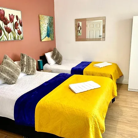 4 Bedrooms, 3 Baths, Full Kitchen And Lounge, Garden, Free Parking Appartement *