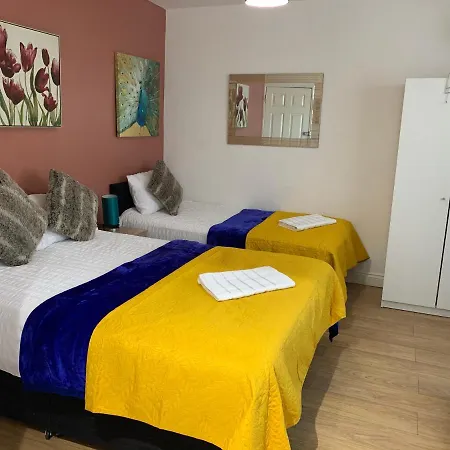 4 Bedrooms, 3 Baths, Full Kitchen And Lounge, Garden, Free Parking * London