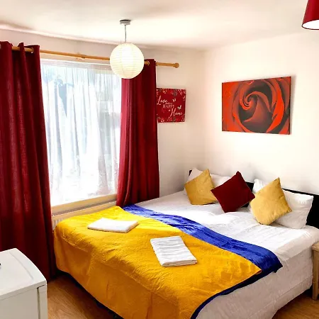 4 Bedrooms, 3 Baths, Full Kitchen And Lounge, Garden, Free Parking * London