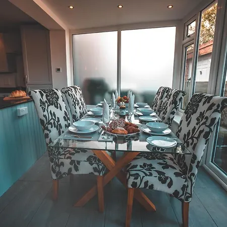 Modern 3 Bed House In Sidcup, Parking Country house *