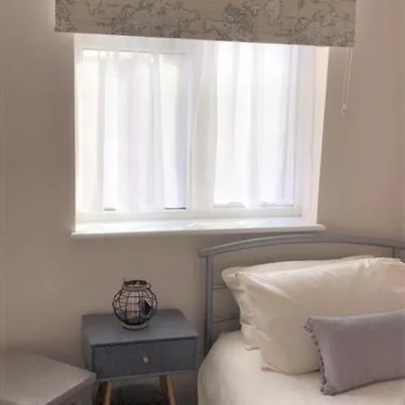 Modern 3 Bed House In Sidcup, Parking Country house