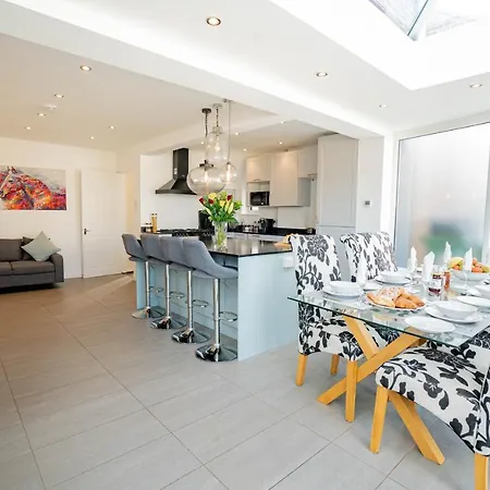 Modern 3 Bed House In Sidcup, Parking
