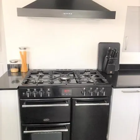 Modern 3 Bed House In Sidcup, Parking Country house