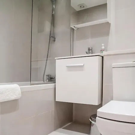 Unique 2bed/2bath - Top Floor - Private Balcony * London
