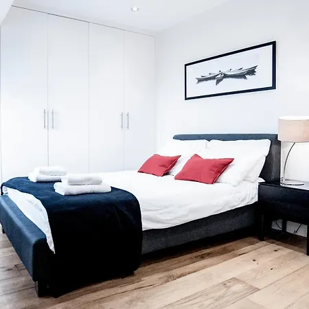 Unique 2bed/2bath - Top Floor - Private Balcony Apartment London