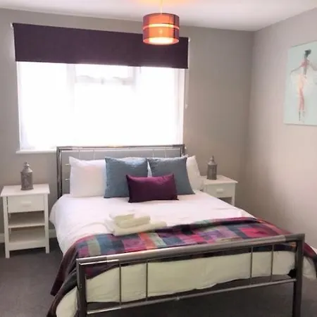 Modern 3 Bed House In Sidcup, Parking Country house Sidcup