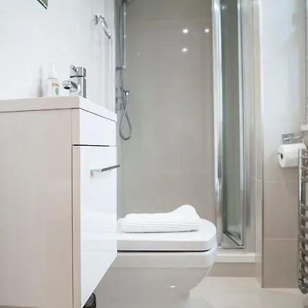 Unique 2bed/2bath - Top Floor - Private Balcony London