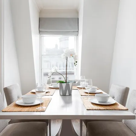 Grosvenor Gardens By Capital Apartment *