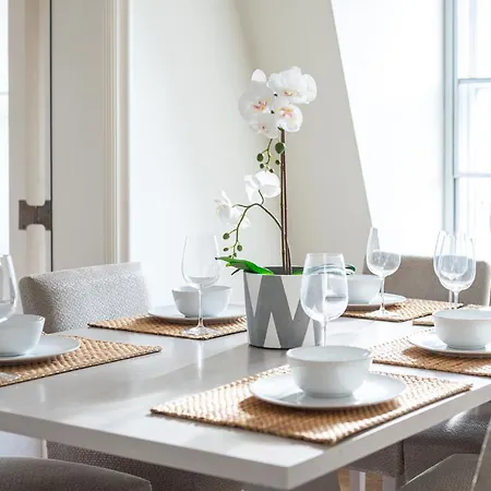 Grosvenor Gardens By Capital Apartment *