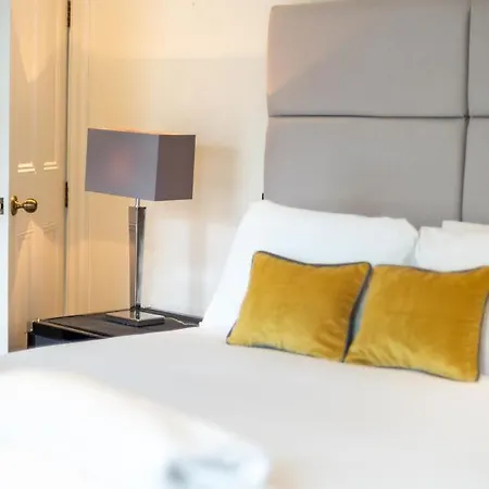 Grosvenor Gardens By Capital Apartment London