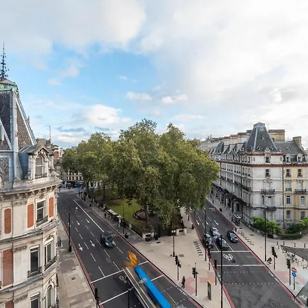 Grosvenor Gardens By Capital Apartment London