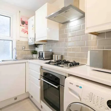 Large 3 Bedroom Modern Close To London * Finchley