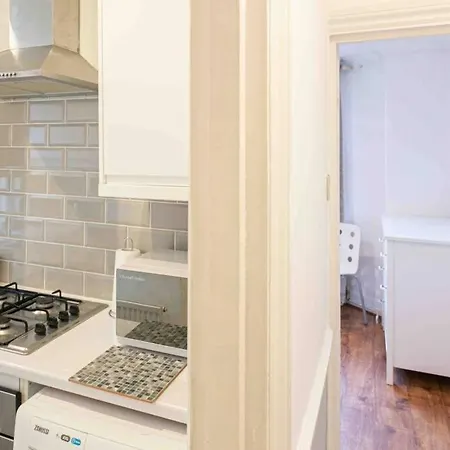 Large 3 Bedroom Modern Close To London Apartment