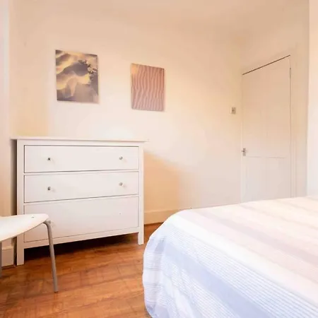 Large 3 Bedroom Modern Close To London Apartment Finchley