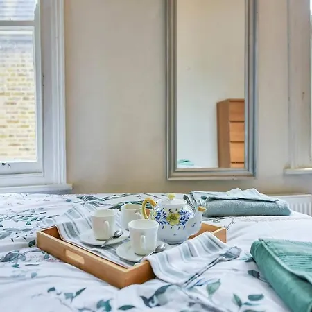 Apartment Groves 4 Bedroom, Shepherds Bush London