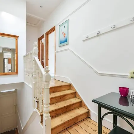 Groves 4 Bedroom, Shepherds Bush * London