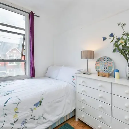 Groves 4 Bedroom, Shepherds Bush London