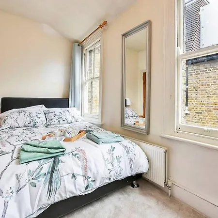 Groves 4 Bedroom, Shepherds Bush Apartment