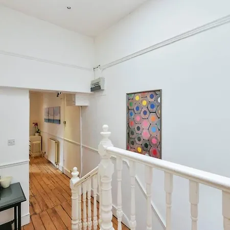 Groves 4 Bedroom, Shepherds Bush London