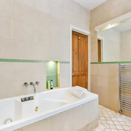 Apartment Groves 4 Bedroom, Shepherds Bush London