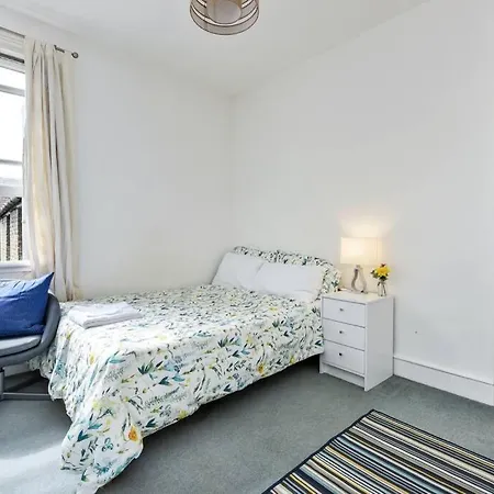 Groves 4 Bedroom, Shepherds Bush Apartment London