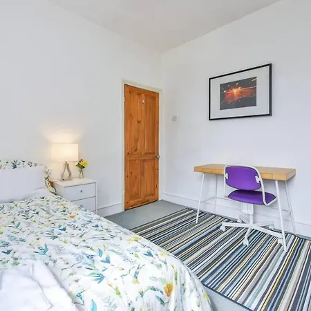 Groves 4 Bedroom, Shepherds Bush Apartment