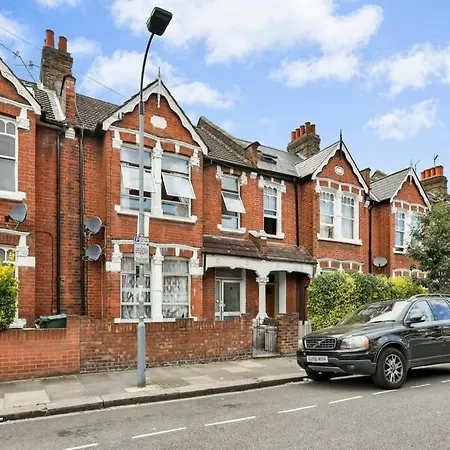Groves 4 Bedroom, Shepherds Bush Apartment London