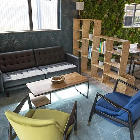 Snoozebox Canary Wharf *