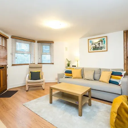 New Stylish 1 Bedroom Flat With Garden *