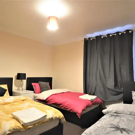 Apartment Zone 2 Lovely 4 Bedroom - 3 Trowbridge Road