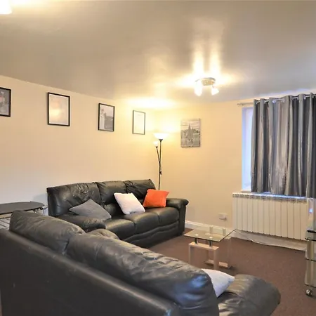 Zone 2 Lovely 4 Bedroom - 3 Trowbridge Road Apartment