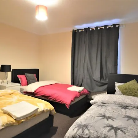Zone 2 Lovely 4 Bedroom - 3 Trowbridge Road Apartment London