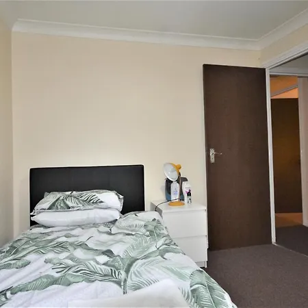 Zone 2 Lovely 4 Bedroom - 3 Trowbridge Road