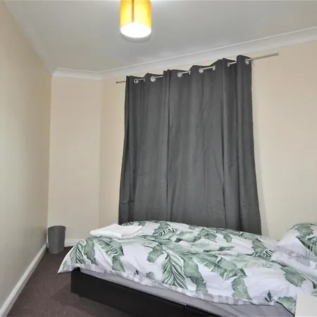 Zone 2 Lovely 4 Bedroom - 3 Trowbridge Road *