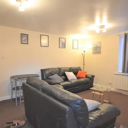 Zone 2 Lovely 4 Bedroom - 3 Trowbridge Road
