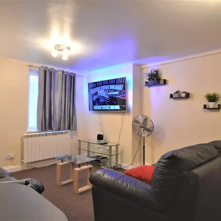 Zone 2 Lovely 4 Bedroom - 3 Trowbridge Road Apartment *