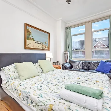 Groves 4 Bedroom, Shepherds Bush Apartment *