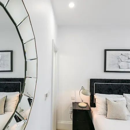Urban Chic - Shaftesbury Apartment