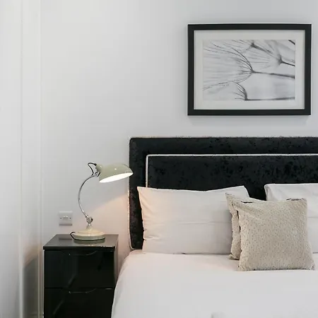 Urban Chic - Shaftesbury Apartment London