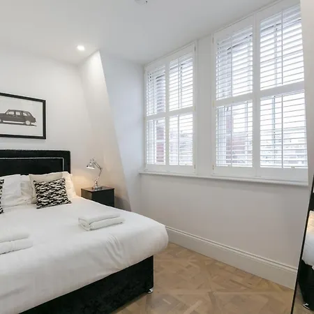 Urban Chic - Shaftesbury Apartment