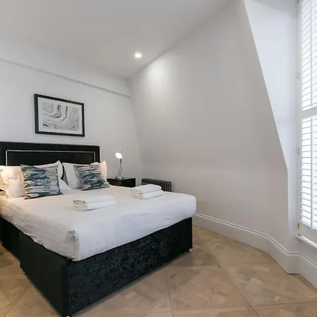 Urban Chic - Shaftesbury * London