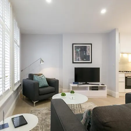 Urban Chic - Shaftesbury Apartment