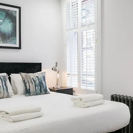 Urban Chic - Shaftesbury Apartment