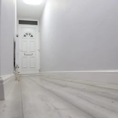 Budget 4-bed House In Woolwich Holiday home *