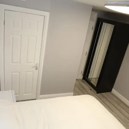 Budget 4-bed House In Woolwich Holiday home London