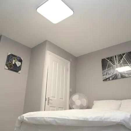 Budget 4-bed House In Woolwich * London