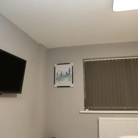 Budget 4-bed House In Woolwich Holiday home London